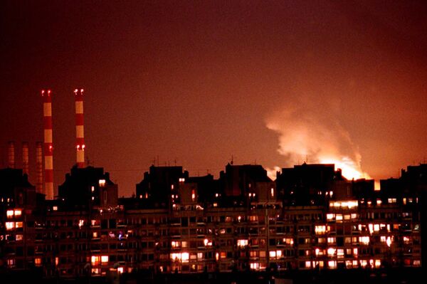 Chamas dos incêndios em resultado dos ataques aéreos da OTAN iluminam o céu de Belgrado, Iugoslávia, 24 de março de 1999 - Sputnik Brasil