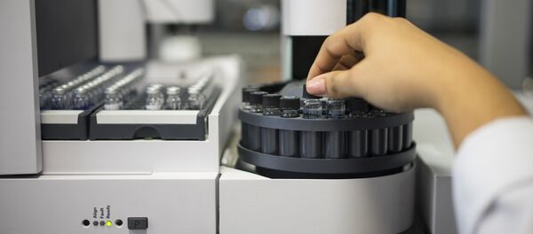 A lab technician checks samples to be tested for doping - Sputnik Brasil