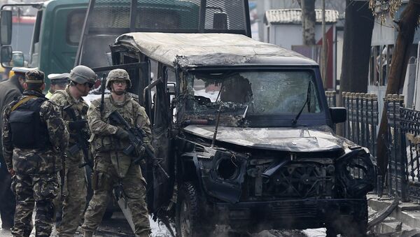 Soldados norte-americanos perto de carro diplomático que explodiu em Cabul (imagem referencial) - Sputnik Brasil