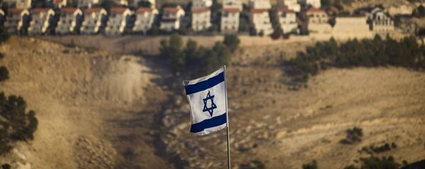 Bandeira israelense perto de assentamentos judaicos na Cisjordânia Bandeira israelense perto de assentamentos judaicos na Cisjordânia - Sputnik Brasil