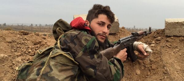 Militar sírio no  aeroporto de Deir ez-Zor - Sputnik Brasil