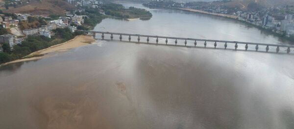 Água do Rio Doce fica mais escura e indica que lama está perto do ES - Sputnik Brasil