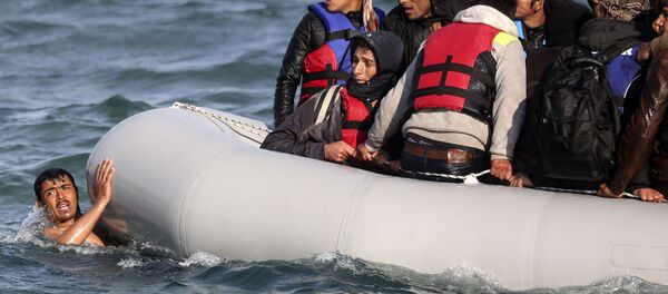 Refugiados sírios começam a sua viagem a patir da Turquia para as ilhas gregas, Turquia, 31 de outubro de 2015 - Sputnik Brasil