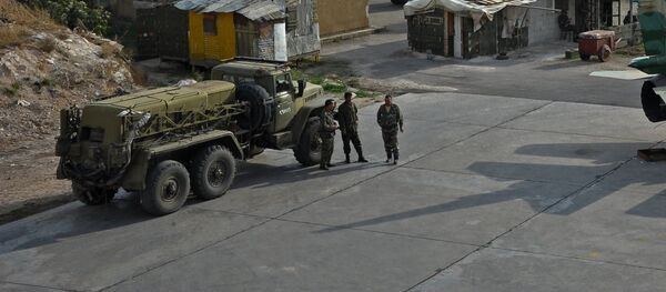A base aérea de Hama. Carros russos e o caça MiG-23 russo das Forças Aéreas da Síria - Sputnik Brasil
