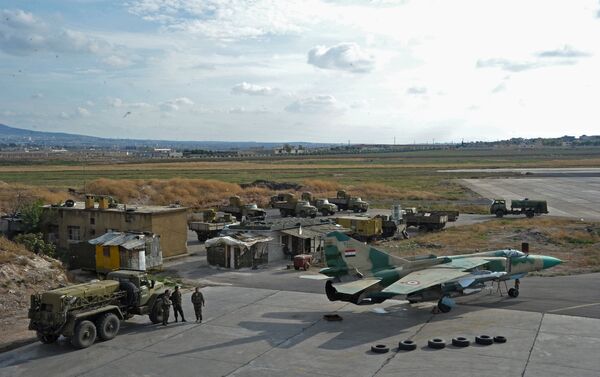 A base aérea de Hama. Carros russos e o caça MiG-23 russo das Forças Aéreas da Síria - Sputnik Brasil