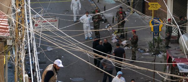 Investigadores trabalham no local de explosão em Beirute, no Líbano, em 13 de novembro 2015 Investigadores trabalham no local de explosão em Beirute, no Líbano, em 13 de novembro 2015 - Sputnik Brasil