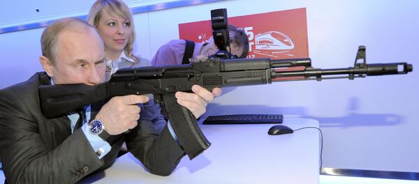 Vladimir Putin visa um alvo com um fuzil de assalto Kalashnikov - Sputnik Brasil