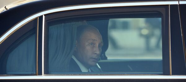 Vladimir Putin olha pela janela do carro presidencial - Sputnik Brasil