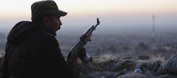 A Kurdish fighter, known as a peshmerga, yawns as he stands guard on the frontline in Sinjar, Iraq, Friday, Nov. 13, 2015. - Sputnik Brasil