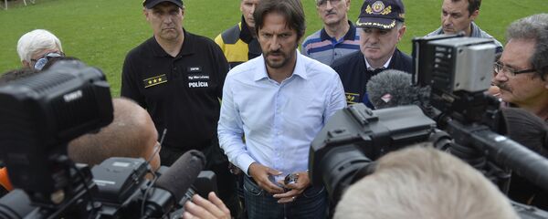 Robert Kalinak, ministro do Interior da Eslováquia, em conversa com jornalistas - Sputnik Brasil