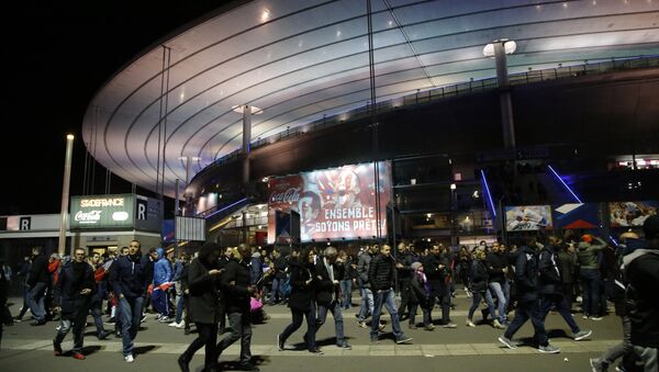 Estádio Stade de France é evacuado após explosões próximas ao local, em Paris. - Sputnik Brasil