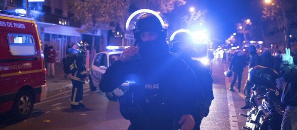 Batalhão de operação especiais da polícia francesa chega ao teatro Bataclan, em Paris. - Sputnik Brasil