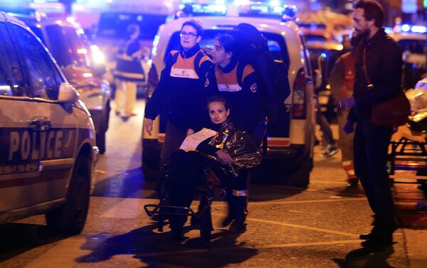 Uma mulher ferida é evacuada do teatro Bataclan depois do tiroteio - Sputnik Brasil