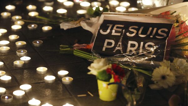 Flores e velas no local de um atentado em Paris - Sputnik Brasil