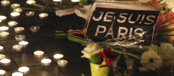 Flowers and candles are placed near the scene of a shootin the day after a series of deadly attacks in Paris , November 14, 2015 - Sputnik Brasil