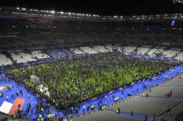 Torcedores e pessoas que assistiam ao amistoso entre a França e a Alemanha no estádio Stade de France lotam a pista depois de ouvir tiros - Sputnik Brasil