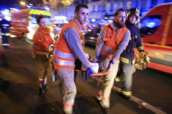 Bombeiros evacuam feridos da sala de concertos Bataclan - Sputnik Brasil