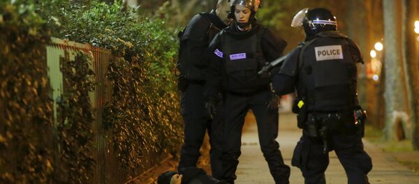 Polícia interroga um homem suspeito de ter participado de ataques em Paris - Sputnik Brasil