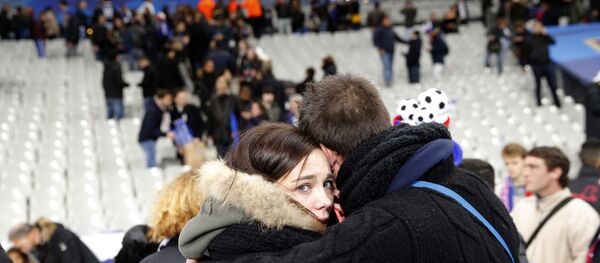 Um casal se abraça no estádio Stade de France, depois do amistoso França-Alemanha. - Sputnik Brasil