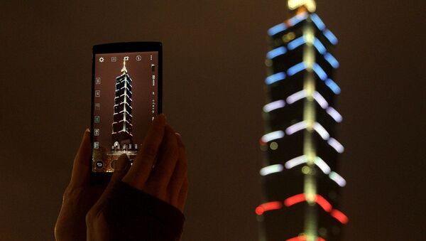 Torre Taipei 101, uma das principais atrações turísticas de Taiwan, em cores da bandeira da França - Sputnik Brasil