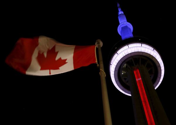 Torre canadense CN Tower em cores da bandeira francesa, em solidariedade com as vítimas do atentado em Paris - Sputnik Brasil