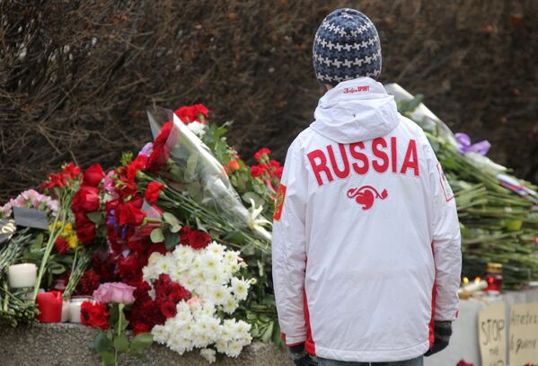 Flores e velas na embaixada da França em Moscou - Sputnik Brasil