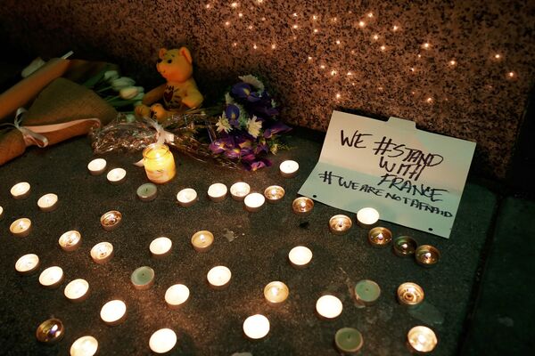 Memorial na entrada do Consulado-Geral da França em San Francisco - Sputnik Brasil