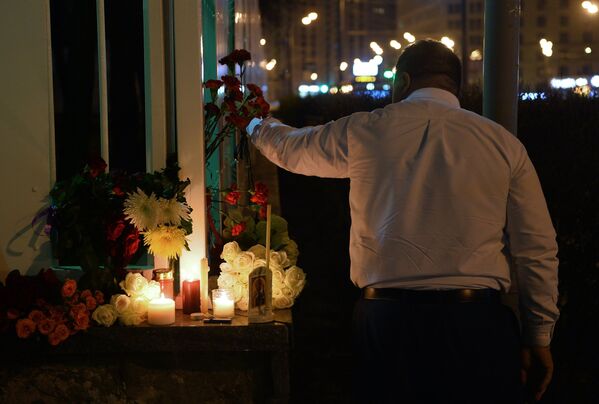 Homem deposita flores na embaixada da França em Moscou - Sputnik Brasil