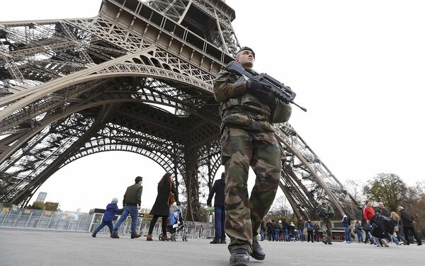 Patrulha militar francesa perto da Torre Eiffel no dia após uma série de ataques mortais em Paris, 14 de novembro, 2015 - Sputnik Brasil