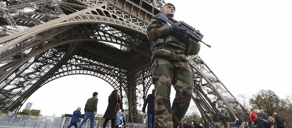 Patrulha militar francesa perto da Torre Eiffel no dia após uma série de ataques mortais em Paris, 14 de novembro, 2015 - Sputnik Brasil