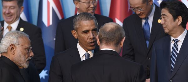 Presidente dos EUA, Barack Obama, conversa com o presidente russo, Vladimir Putin, antes da foto em grupo com outros líderes na Cúpula do G-20 em Antália Presidente dos EUA, Barack Obama, conversa com o presidente russo, Vladimir Putin, antes da foto em grupo com outros líderes na Cúpula do G-20 em Antália - Sputnik Brasil