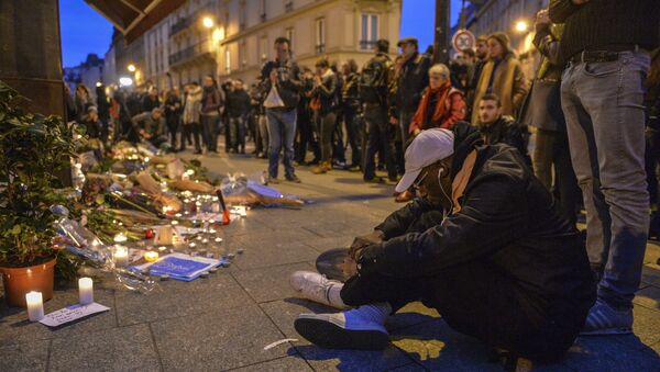 Parisienses em luto após ataques terroristas de 13 de novembro - Sputnik Brasil