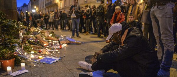 Parisienses em luto após ataques terroristas de 13 de novembro - Sputnik Brasil