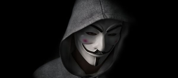Homem usa uma máscara de Guy Fawkes, símbolo do grupo de hackers Anonymous - Sputnik Brasil