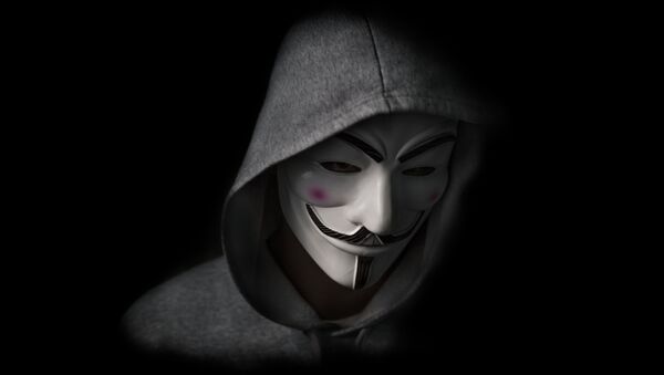 Homem usa uma máscara de Guy Fawkes, símbolo do grupo de hackers Anonymous - Sputnik Brasil