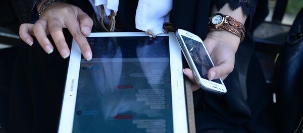 Mulher está usando um aplicativo no seu tablet Mulher está usando um aplicativo no seu tablet - Sputnik Brasil