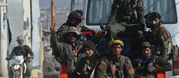 Soldados sírios perto da povoação libertada nos arredores da cidade de Aleppo - Sputnik Brasil