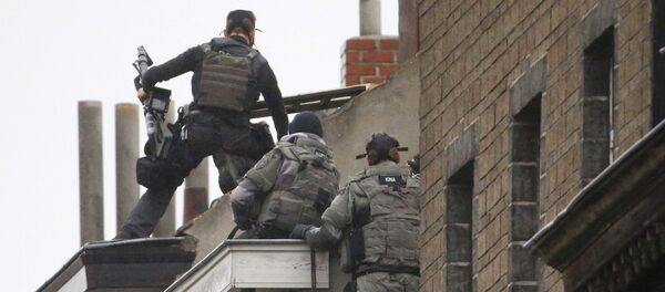 Agentes das forças especiais da polícia belga realizam um raide em busca de suspeitos nos subúrbios de Bruxelas, 16 de novembro de 2015 - Sputnik Brasil