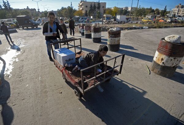 Moradores de Aleppo, Síria - Sputnik Brasil