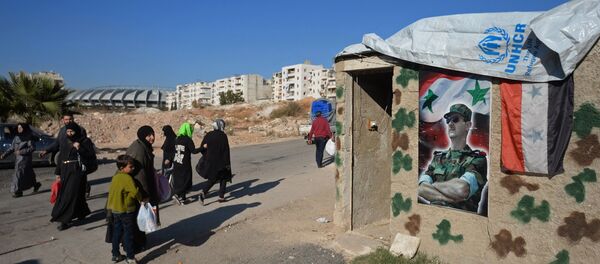 Moradores de Aleppo em uma das ruas da cidade - Sputnik Brasil