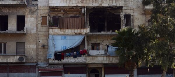 Um edifício residencial destruido na cidade síria de Aleppo - Sputnik Brasil