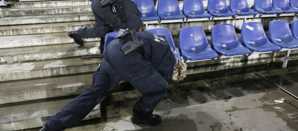 German police officers search between the seats of the stadium prior to an international friendly soccer match between Germany and the Netherlands in Hannover, Germany, Tuesday, Nov. 17, 2015. German police officers search between the seats of the stadium prior to an international friendly soccer match between Germany and the Netherlands in Hannover, Germany, Tuesday, Nov. 17, 2015. - Sputnik Brasil