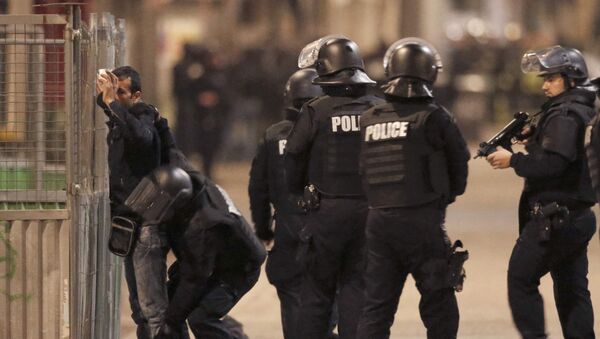 Operação especial da polícia francesa nos arredores de Paris, 18 de novembro 2015 - Sputnik Brasil