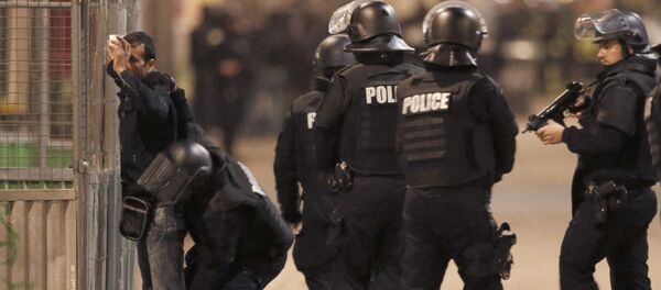 Operação especial da polícia francesa nos arredores de Paris, 18 de novembro 2015 Operação especial da polícia francesa nos arredores de Paris, 18 de novembro 2015 - Sputnik Brasil