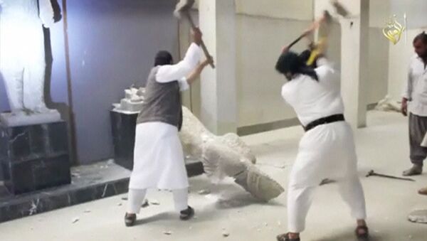 Militantes Estado Islâmico destroem artefatos em museu de Mosul - Sputnik Brasil