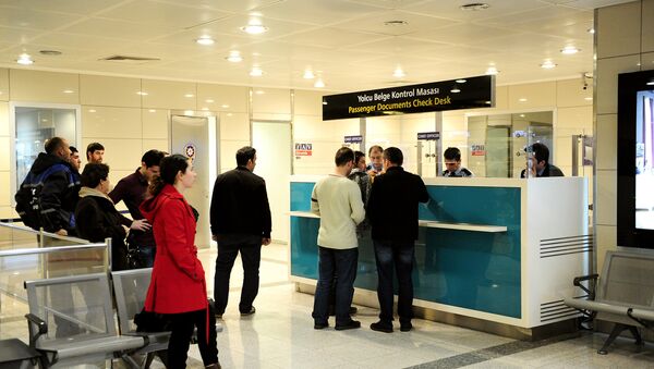 Posto de controle de passaportes no aeroporto internacional de Istambul - Sputnik Brasil