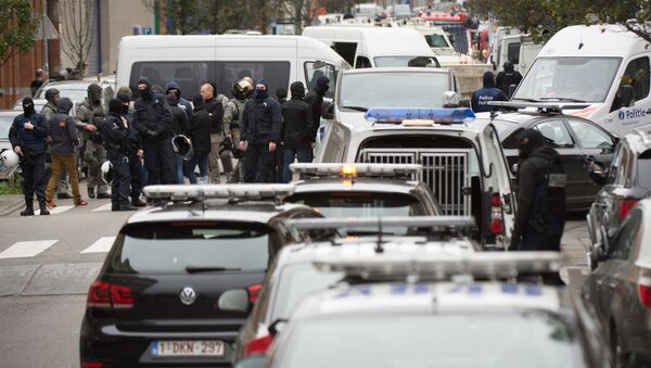 Forças de segurança durante operações no bairro de Molenbeek em Bruxelas, 16 de novembro de 2015 - Sputnik Brasil
