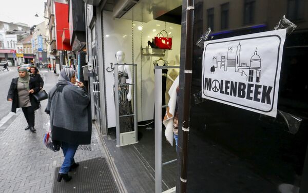 A cartaz no bairro de Molenbeek em Bruxelas, 17 de novembro, 2015 - Sputnik Brasil