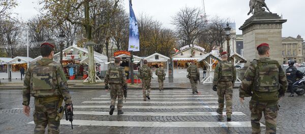 Policiais franceses patrulham centro de Paris em 19 de novembro Policiais franceses patrulham centro de Paris em 19 de novembro - Sputnik Brasil