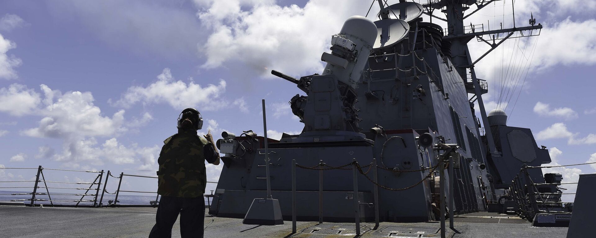 Mar da China Meridional (16 de setembro de 2015) - militar dos EUA observa um exercício de tiro ao vivo a bordo do destróier de mísseis guiados USS Lassen - Sputnik Brasil, 1920, 25.11.2021